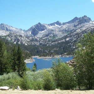 En images : découvrez les caractéristiques distinctives des montagnes de la Sierra Nevada en Californie