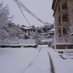 بالصور : على أبواب أيار ، البَرَد والثلج يغطيان أجزاء عديدة من لبنان
