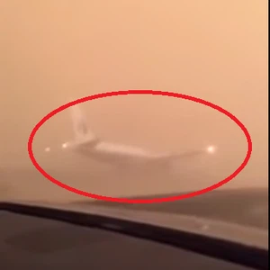 بالفيديو: مواطن يرصد طائرة تصطف في مطار جدة خلال عاصفة الغبار