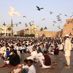 شاهد بالصور: فرحة عيد الفطر في 36 مدينة حول العالم