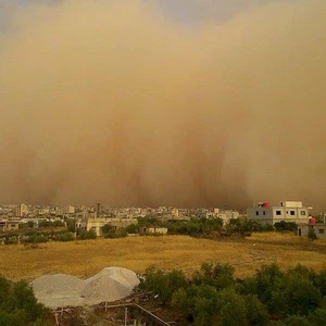 بالصور : عاصفة رملية عنيفة ضربت السويداء مساء الأحد ، والموجة الحارة مستمرة 