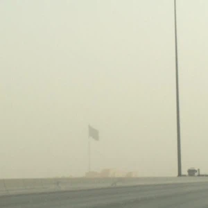 بالصور : موجة من الغبار تؤثر على الرياض 