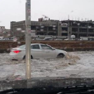 مياه الأمطار تغرق شوارع الرياض