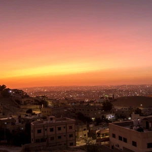 بالصور | غروب غير اعتيادي للشمس في سماء الأردن اليوم