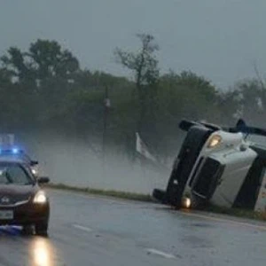 بالصور : الإعصار الأقوى منذ 64 عاماً يضرب ولاية فيرجينيا الأمريكية