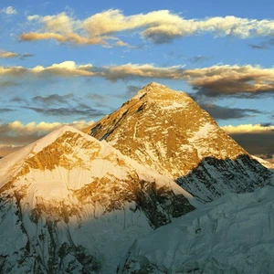 قمة إفريست .. الصين والنيبال
