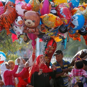 شاهد بالصور: فرحة عيد الفطر في 36 مدينة حول العالم