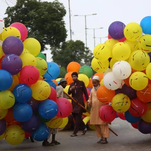 شاهد بالصور: فرحة عيد الفطر في 36 مدينة حول العالم