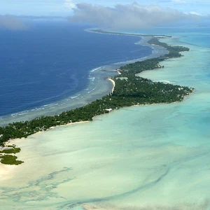 كريباتي زارها 6 آلاف سائح في 2013، وهى دولة جزيرة تقع في المحيط الهادئ الأوسط الاستوائي، شرق جزر هاواري.