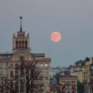 شروق القمر من مدينة كييف