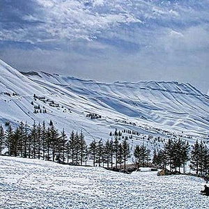 بالصور : الثلوج تُعانق جبال لبنان في نيسان وتقطع طريق ضهر البيدر 