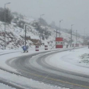 بالصور : الثلوج تُعانق جبال لبنان في نيسان وتقطع طريق ضهر البيدر 