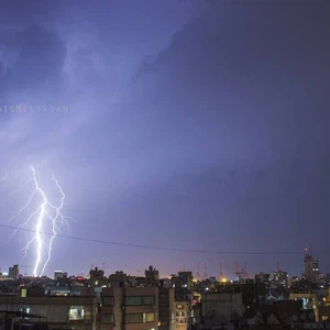 بالصور : لوحات جميلة من البروق تزينت بها سماء أجزاء من لبنان يوم أمس