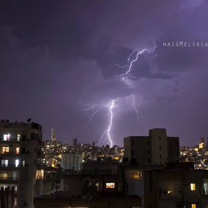 بالصور : لوحات جميلة من البروق تزينت بها سماء أجزاء من لبنان يوم أمس