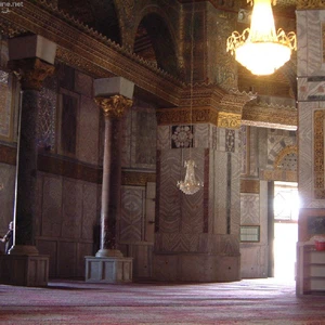 مسجد قبة الصخرة من الداخل وهو جزء من المسجد الأقصى