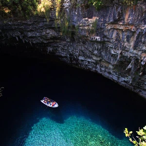 Melissani en Grèce.. Un lac magique ou une étrange grotte ?