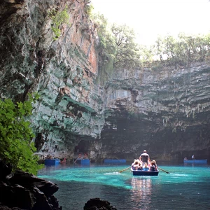 Melissani en Grèce.. Un lac magique ou une étrange grotte ?
