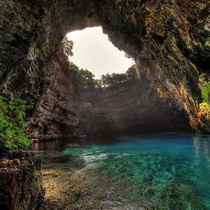 Melissani en Grèce.. Un lac magique ou une étrange grotte ?