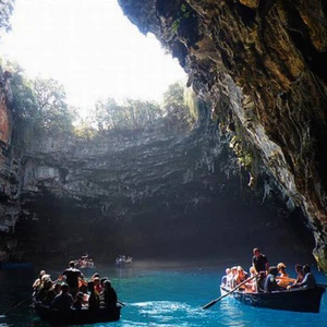 Melissani en Grèce.. Un lac magique ou une étrange grotte ?