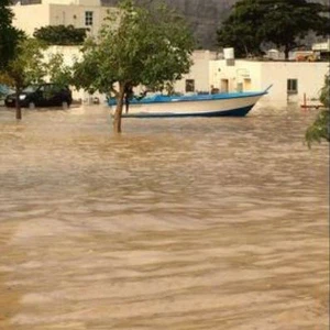 بالصور: الأمطار بسلطنة عمان تغرق بعض المناطق