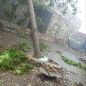 شاهد لحظة اجتياح "ميغ" لجزيرة سقطرى اليمنية 