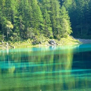 بالصور : بحيرة ذات طبيعة مذهلة في النمسا !