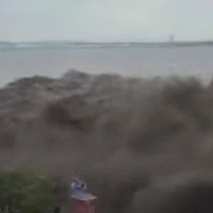 بالفيديو: موجة مدّ "نهري" مرعبة ترهب الآلاف في الصين