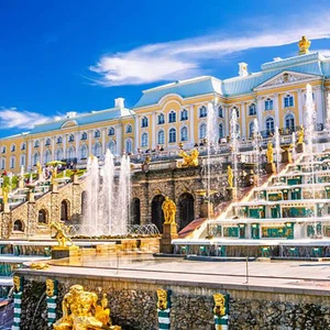 نوافير قصر بيترهوف في مدينة سان بطرسبورغ