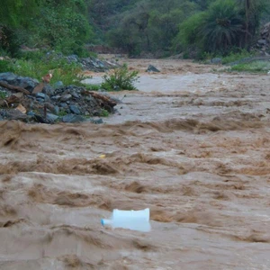 بالصور: أمطار رعدية غزيرة وسيول تغرق الشوارع في جازان عصر اليوم 