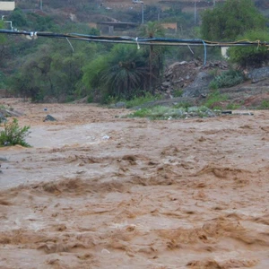 بالصور: أمطار رعدية غزيرة وسيول تغرق الشوارع في جازان عصر اليوم 