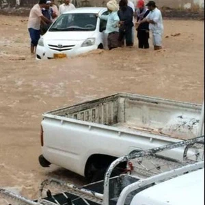 بالصور: الأمطار بسلطنة عمان تغرق بعض المناطق