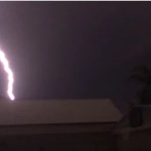 أقوى مقطع تم تسجيله لعاصفة بلدة ميلدورا الأسترالية مساء الجمعة 