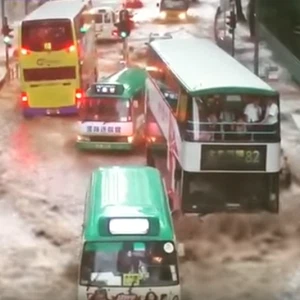 شاهد: الإعصار هايما يتسبب برعب حقيقي في شوارع هونغ كونغ