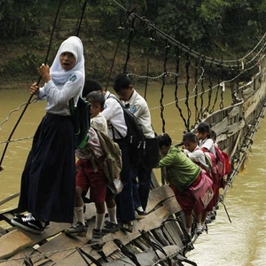 أطفال يتحدون الطبيعة في سبيل لوصول الى مدارسهم