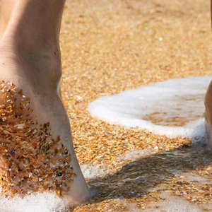 لأهميته في الشتاء.. لا تهمل فوائد المشي حافي القدمين 