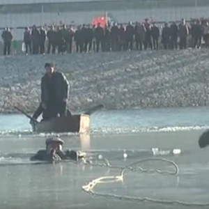 شاهد.. لحظة إنقاذ مُسن سقط في بركة مُتجمدة بالصين 