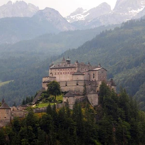 قلعة يوهينويرفين في النمسا