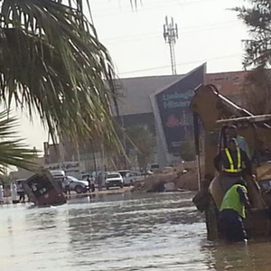 بالصور: ماسورة مياه تُغرق حي الحمراء بالرياض