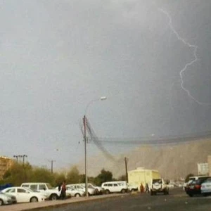 هطول امطار غزيرة مع دوي الرعود في الجبال شرق الامارات