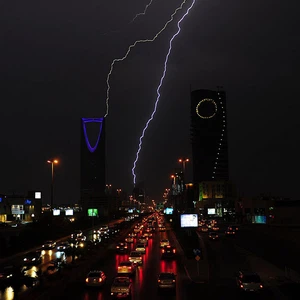 بالصور : البروق ترسم لوحات للذكرى في سماء الرياض 