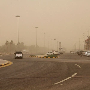بالصور: مُنخفض جوي "نادر" يجلب عواصف رملية قوية للحدود السعودية العراقية ! 