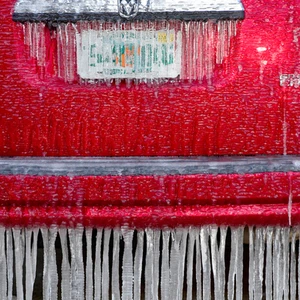 رقم سيارة مُغطى بالجليد