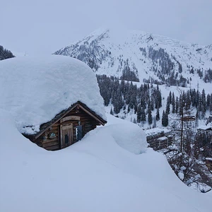بيوت مدفونة تحت الثلوج