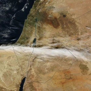 سحب عالية تعبر في أجواء الأردن و فلسطين