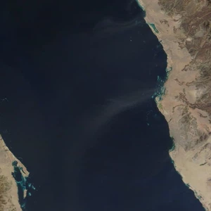غبار خفيف منطلق من السعودية نحو سواحل البحر الأحمر
