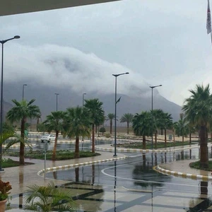 بالصور : الغيوم تعانق جبل أحد في مشهد طبيعي ساحر
