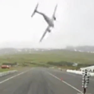 فيديو : لقطات من حادث تحطم طائرة و مقتل 2 من ركابها في آيسلندا