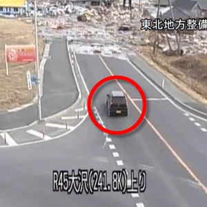 فيديو : شاهد كيف نجا هذا الياباني من كارثة التسونامي في اللحظة الأخيرة 