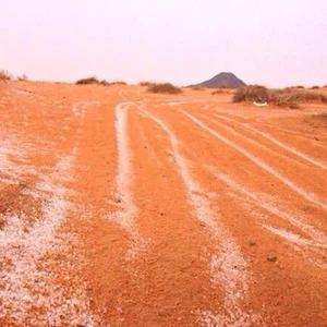 من الجميل مشاهدة حبات البرد مع رمال الصحراء