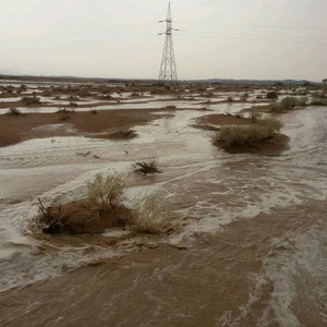 بالصور:صحراء سميراء في حائل تتحول إلى بحيرة بسبب الأمطار و المياه تغمر بعض الطرقات